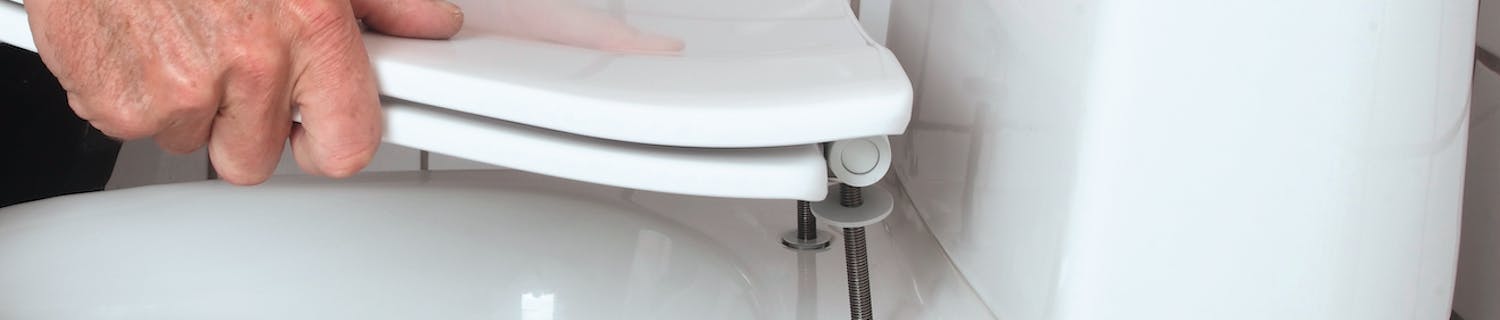 Så lätt monteras toalettsitsen